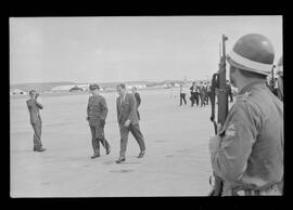 Fotografia "Jango em Recife; Jango Goulart em Recife. sendo recebido pelo Governador Miguel Arraes no Aeroporto do Estado.)" ([Local n/d] , 1963) [negativo]. / Fotógrafo(a): Sucursal.  -- ITEM-0037.