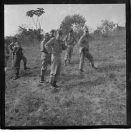 Fotografia "Manobras em Ribeirão das Lages (Paraquedistas: Sobrevivência na Selva operação); 'PARAQUEDISTAS' PARAQUEDISTAS em manobra em Ribeirão das Lages" ([Local n/d] , 1963) [negativo]. / Fotógrafo(a): Méra; Caban.  -- ITEM-0067.