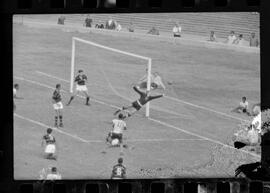 Fotografia "CAPEONATO [CAMPEONATO] CARIOCA DE 1963' (PROFISSIONAIS) (1º Turno) Jogo Famengo [Flamengo] x Campo Grande (5 x 0); Jogo Flamengo e Campo Grande, Reportagem de Esporte" ([Local n/d] , 1963) [negativo]. / Fotógrafo(a): Ribeiro; Demócrito.  -- ITEM-0071.