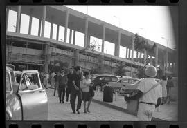 Fotografia "Jogos Campeonato Carioca; 'CAMPEONATO CARIOCA DE 1963' de PROFISSIONAIS (1º Turno) Jogos Vasco x Fluminense (3 x 1) Botafogo x Canto do Rio (3 x 0) America x Madureira (5 x 2) e Olaria x Portuguesa, Reportagem de Esporte" ([Local n/d] , 1963) [negativo]. / Fotógrafo(a): Equipe.  -- ITEM-0153.