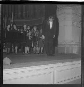 Fotografia "Concurso internacional de Canto; 'CONCURSO INTERNACIONAL DE CANTO' Concurso Internacional de Canto apresentação de candidatos)" ([Local n/d] , 1963) [negativo]. / Fotógrafo(a): Roberto.  -- ITEM-0003.