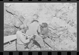 Fotografia "Manobras em Ribeirão das Lages (Paraquedistas: Sobrevivência na Selva operação); 'PARAQUEDISTAS' PARAQUEDISTAS em manobra em Ribeirão das Lages" ([Local n/d] , 1963) [negativo]. / Fotógrafo(a): Méra; Caban.  -- ITEM-0041.