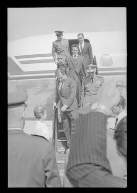 Fotografia "Jango em Recife; Jango Goulart em Recife. sendo recebido pelo Governador Miguel Arraes no Aeroporto do Estado.)" ([Local n/d] , 1963) [negativo]. / Fotógrafo(a): Sucursal.  -- ITEM-0001.