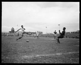 Fotografia "Futebol - R.J. (Equipe do Fluminense, 1952), Seção: Esportes" ([Local n/d] , 1952) [negativo]. / Fotógrafo(a): Equipe.  -- ITEM-0071.