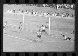 Fotografia "CAPEONATO [CAMPEONATO] CARIOCA DE 1963' (PROFISSIONAIS) (1º Turno) Jogo Famengo [Flamengo] x Campo Grande (5 x 0); Jogo Flamengo e Campo Grande, Reportagem de Esporte" ([Local n/d] , 1963) [negativo]. / Fotógrafo(a): Ribeiro; Demócrito.  -- ITEM-0079.