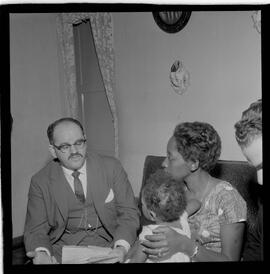 Fotografia "Garrincha - (Senhora) Caso do Desquite de Garrincha em Páu Grande (Reportagem em sua residência com festividades de aniversário de uma de suas Filhas), Reportagem de Oscar Cardoso" ([Local n/d] , 1963) [negativo]. / Fotógrafo(a): Joel.  -- ITEM-0011.