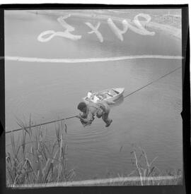 Fotografia "Manobras em Ribeirão das Lages (Paraquedistas: Sobrevivência na Selva operação); 'PARAQUEDISTAS' PARAQUEDISTAS em manobra em Ribeirão das Lages" ([Local n/d] , 1963) [negativo]. / Fotógrafo(a): Méra; Caban.  -- ITEM-0048.