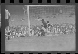 Fotografia "FUTEBOL = 'CAMPEONATO CARIOCA DE PROFISSIONAIS' Jogo Flamengo x Botafogo (3 x 1), America x Portuguesa (2 x 1), Madureira x Bangu (1 x 2), C. Grande x S. Cristovão (1 x 0) e C. Rio x Olaria (1 x 7), Reportagem de Esporte" ([Local n/d] , 1963) [negativo]. / Fotógrafo(a): Equipe.  -- ITEM-0032.