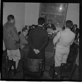 Fotografia "Rebelião dos Lavradores que ocupam Terras em Capivari' Padre Anibal, depondo no Forum de Caxias - caso de Capivari, Reportagem de Broxado" ([Local n/d] , 1963) [negativo]. / Fotógrafo(a): Ferreira.  -- ITEM-0023.