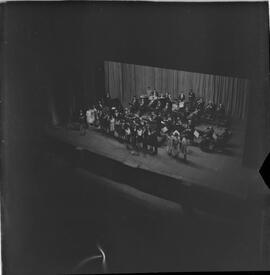 Fotografia "TEATRO MUNICIPAL' 'Noite de Lamartine Babo' no Teatro Municipal, Reportagem de Eli" ([Local n/d] , 1963) [negativo]. / Fotógrafo(a): Roberto.  -- ITEM-0010.