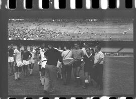 Fotografia "FLUMINENSE X BONSUCESSO; 'CAPEONATO [CAMPEONATO] CARIOCA DE FUTEBOL PROFISSIONAIS' Jogo no Maracanã - Fluminense x Bonsucesso (3x0), sendo que este jogo foi anulado devido a irregularidade havida), Reportagem de Esporte" ([Local n/d] , 1963) [negativo]. / Fotógrafo(a): Demócrito; Ribeiro.  -- ITEM-0035.