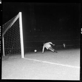 Fotografia "Futebol - Brasil x Paraguai" ([Local n/d] , [Data n/d]) [negativo]. / Fotógrafo(a): Equipe.  -- ITEM-0023.