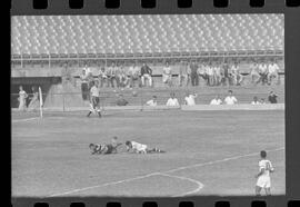 Fotografia "Campeonato Carioca de Profissionais de 63 (1° Turno) Esporte - jogo Fluminense (1 x 0) Bonsucesso" ([Local n/d] , 1963) [negativo]. / Fotógrafo(a): Democrito.  -- ITEM-0025.