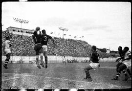 Fotografia "Futebol - Jogo Flamengo x Fluminense" ([Local n/d] , [Data n/d]) [negativo]. / Fotógrafo(a): Demócrito e Paulo Reis.  -- ITEM-0009.