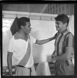 Fotografia "VASCO DA GAMA F.R.' Reunião no Departamento Médico do Vasco da Gama e os jogadores Saulzinho e Maurinho e treino), Reportagem de Esporte" ([Local n/d] , 1963) [negativo]. / Fotógrafo(a): Democrito.  -- ITEM-0005.