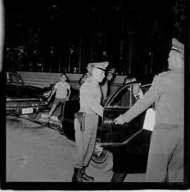 Fotografia "Brasília - Caso Hélio Fernandes, julgamento pró habe corpus [habeas corpus] em Brasília e encontro com sua esposa Sra. Rosinha Fernandes)" ([Local n/d] , 1963) [negativo]. / Fotógrafo(a): Nevilles.  -- ITEM-0002.