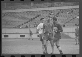 Fotografia "TREINO DO FLAMENGO; 'FLAMENGO FR' Treino do Flamengo com a presença do presidente Fadel Fadel" ([Local n/d] , 1963) [negativo]. / Fotógrafo(a): L. Pinto.  -- ITEM-0013.