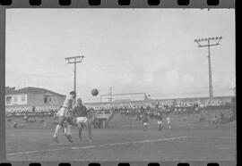 Fotografia "Jogos Campeonato Carioca; 'CAMPEONATO CARIOCA DE 1963' de PROFISSIONAIS (1º Turno) Jogos Vasco x Fluminense (3 x 1) Botafogo x Canto do Rio (3 x 0) America x Madureira (5 x 2) e Olaria x Portuguesa, Reportagem de Esporte" ([Local n/d] , 1963) [negativo]. / Fotógrafo(a): Equipe.  -- ITEM-0233.