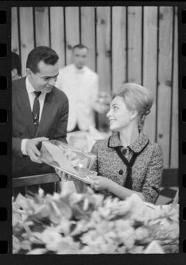 Fotografia "Churrascaria Gaúcha' Miss Paraná na Chur. Gaúcha Srta. Tania Maria Franco, homenageada com almoço na 'Churrascaria Gaúcha', Reportagem de Jonas Vieira" ([Local n/d] , 1963) [negativo]. / Fotógrafo(a): Adyr Vieira.  -- ITEM-0012.