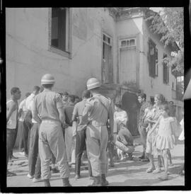 Fotografia "DESPEJOS' Despejo na Rua Maqês [Marquês] de São Vicente por um choque da Polícia Militar, Reportagem de M. Amaral" ([Local n/d] , 1963) [negativo]. / Fotógrafo(a): Ferreira.  -- ITEM-0009.