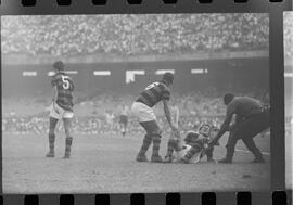 Fotografia "FUTEBOL = 'CAMPEONATO CARIOCA DE PROFISSIONAIS' Jogo Flamengo x Botafogo (3 x 1), America x Portuguesa (2 x 1), Madureira x Bangu (1 x 2), C. Grande x S. Cristovão (1 x 0) e C. Rio x Olaria (1 x 7), Reportagem de Esporte" ([Local n/d] , 1963) [negativo]. / Fotógrafo(a): Equipe.  -- ITEM-0063.