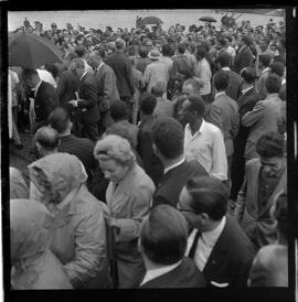 Fotografia "Carlos Lacerda - chegando de Porto Alegre; Chegada de Carlos Lacerda, Reportagem de Caban" ([Local n/d] , 1963) [negativo]. / Fotógrafo(a): Ribeiro.  -- ITEM-0003.