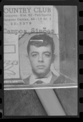 Fotografia "CRIME DO ESTUDANTE NO GRAJAÚ' Jovem Baleado pela Polícia (Darci Campos Simões, estudante assassinado com tiro de revólver, pelo guarda noturno conhecido por '77' no Grajaú)" ([Local n/d] , 1963) [negativo]. / Fotógrafo(a): Luiz Santos.  -- ITEM-0003.