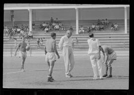 Fotografia "FLUMINENSE F.C.' Treino do Fluminense, Reportagem de Esporte" ([Local n/d] , 1963) [negativo]. / Fotógrafo(a): Democrito.  -- ITEM-0007.