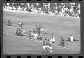 Fotografia "Jogos Campeonato Carioca; 'CAMPEONATO CARIOCA DE 1963' de PROFISSIONAIS (1º Turno) Jogos Vasco x Fluminense (3 x 1) Botafogo x Canto do Rio (3 x 0) America x Madureira (5 x 2) e Olaria x Portuguesa, Reportagem de Esporte" ([Local n/d] , 1963) [negativo]. / Fotógrafo(a): Equipe.  -- ITEM-0228.