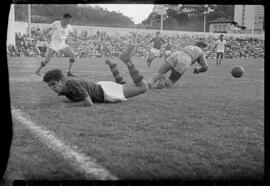 Fotografia "Futebol - RJ (Campeonato de Juvenis - 1956) - Jogo: Flamengo x Bangu, Esportes" ([Local n/d] , 1956) [negativo]. / Fotógrafo(a): Demócrito.  -- ITEM-0019.