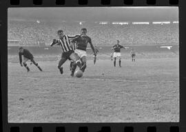 Fotografia "FUTEBOL = 'CAMPEONATO CARIOCA DE PROFISSIONAIS' Jogo Flamengo x Botafogo (3 x 1), America x Portuguesa (2 x 1), Madureira x Bangu (1 x 2), C. Grande x S. Cristovão (1 x 0) e C. Rio x Olaria (1 x 7), Reportagem de Esporte" ([Local n/d] , 1963) [negativo]. / Fotógrafo(a): Equipe.  -- ITEM-0232.