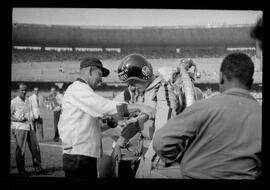 Fotografia "CAMPEONATO CARIOCA DE PROFISSIONAIS DE 1963 (1º TURNO) Jogos - Campeonato Carioca. Flamengo x Madureira (5 x 0) - Vasco x América (2 x 0) e Fluminense x Portuguesa (1 x 1). e Peter Kedzierski, homem voador dos EUA, (Vôo)" ([Local n/d] , 1963) [negativo]. / Fotógrafo(a): Equipe.  -- ITEM-0004.