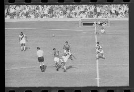 Fotografia "Jogos Campeonato Carioca; 'CAMPEONATO CARIOCA DE 1963' de PROFISSIONAIS (1º Turno) Jogos Vasco x Fluminense (3 x 1) Botafogo x Canto do Rio (3 x 0) America x Madureira (5 x 2) e Olaria x Portuguesa, Reportagem de Esporte" ([Local n/d] , 1963) [negativo]. / Fotógrafo(a): Equipe.  -- ITEM-0088.