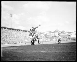 Fotografia "Esporte - futebol - jogo em São Paulo" ([Local n/d] , [Data n/d]) [negativo]. / Fotógrafo(a): [Autoria n/d].  -- ITEM-0004.