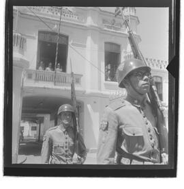 Fotografia "Visita do General Oswino ao C.P.O.R.; EXERCITO. CPOR- visita do comandante do 1º General Osvino Ferreira Alves" ([Local n/d] , 1962) [negativo]. / Fotógrafo(a): Luiz Santos.  -- ITEM-0006.