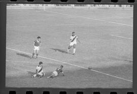 Fotografia "Jogos Campeonato Carioca; 'CAMPEONATO CARIOCA DE 1963' de PROFISSIONAIS (1º Turno) Jogos Vasco x Fluminense (3 x 1) Botafogo x Canto do Rio (3 x 0) America x Madureira (5 x 2) e Olaria x Portuguesa, Reportagem de Esporte" ([Local n/d] , 1963) [negativo]. / Fotógrafo(a): Equipe.  -- ITEM-0124.