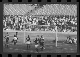 Fotografia "FUTEBOL = 'CAMPEONATO CARIOCA DE PROFISSIONAIS' Jogo Flamengo x Botafogo (3 x 1), America x Portuguesa (2 x 1), Madureira x Bangu (1 x 2), C. Grande x S. Cristovão (1 x 0) e C. Rio x Olaria (1 x 7), Reportagem de Esporte" ([Local n/d] , 1963) [negativo]. / Fotógrafo(a): Equipe.  -- ITEM-0246.