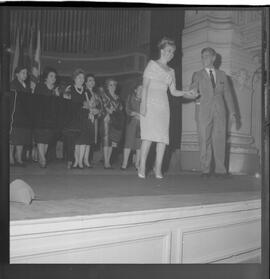 Fotografia "Concurso internacional de Canto; 'CONCURSO INTERNACIONAL DE CANTO' Concurso Internacional de Canto apresentação de candidatos)" ([Local n/d] , 1963) [negativo]. / Fotógrafo(a): Roberto.  -- ITEM-0007.