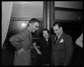 Fotografia "Amaral Peixoto em companhia de Sra. Alzira Vargas e Sr. Wainer na Rádio Clube, por ocasião de seu discurso sobre a administração que vem exercendo no Estado do Rio de Janeiro" ([Local n/d] , [Data n/d]) [negativo]. / Fotógrafo(a): [Autoria n/d].  -- ITEM-0002.