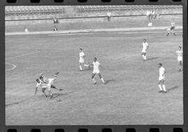 Fotografia "CAMPEONATO CARIOCA DE PROFISSIONAIS DE 1963' (1º Turno) Jogo Bangú x S. Cristovão (3 x 0)" ([Local n/d] , 1963) [negativo]. / Fotógrafo(a): Rodolfo.  -- ITEM-0004.