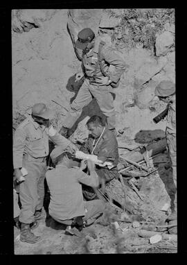 Fotografia "Manobras em Ribeirão das Lages (Paraquedistas: Sobrevivência na Selva operação); 'PARAQUEDISTAS' PARAQUEDISTAS em manobra em Ribeirão das Lages" ([Local n/d] , 1963) [negativo]. / Fotógrafo(a): Méra; Caban.  -- ITEM-0043.