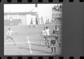 Fotografia "Jogos Campeonato Carioca; 'CAMPEONATO CARIOCA DE 1963' de PROFISSIONAIS (1º Turno) Jogos Vasco x Fluminense (3 x 1) Botafogo x Canto do Rio (3 x 0) America x Madureira (5 x 2) e Olaria x Portuguesa, Reportagem de Esporte" ([Local n/d] , 1963) [negativo]. / Fotógrafo(a): Equipe.  -- ITEM-0296.