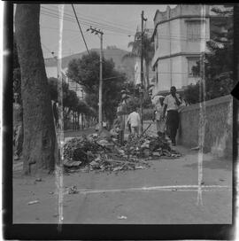 Fotografia "Rept. s/ Falta D'água na ZN c/ Wilson C.; 'FALTA DE ÁGUA' Reportagem c/ 'Falta de Água' na Zona Norte, Reportagem de Wilson Corrêa" ([Local n/d] , 1963) [negativo]. / Fotógrafo(a): Méra.  -- ITEM-0005.