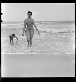 Fotografia "Rainha do Verão: praias de Ipanema e Leblon" ([Local n/d] , [Data n/d]) [negativo]. / Fotógrafo(a): José Casal.  -- ITEM-0004.