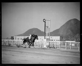 Fotografia "Esportes - Jockey Clube" ([Local n/d] , [Data n/d]) [negativo]. / Fotógrafo(a): [Autoria n/d].  -- ITEM-0003.