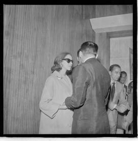 Fotografia "Brasília - Caso Hélio Fernandes, julgamento pró habe corpus [habeas corpus] em Brasília e encontro com sua esposa Sra. Rosinha Fernandes)" ([Local n/d] , 1963) [negativo]. / Fotógrafo(a): Nevilles.  -- ITEM-0025.