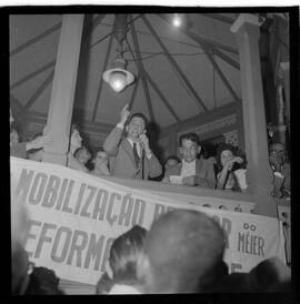 Fotografia "COMANDO GERAL DOS TRABALHADORES' (CGT) Comício da CGT com a presença do deputado Bocayuva Cunha), Reportagem de Antonio Carlos" ([Local n/d] , 1963) [negativo]. / Fotógrafo(a): Paulo André.  -- ITEM-0004.