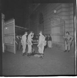 Fotografia "Conflitos' Conflitos - Passeatas - Polícia militar agride povo na Leopoldina - á favor das reformas de bases" ([Local n/d] , 1963) [negativo]. / Fotógrafo(a): Paulo; Venê; André; Alvaro; Pinto.  -- ITEM-0102.