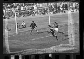 Fotografia "FUTEBOL = 'CAMPEONATO CARIOCA DE PROFISSIONAIS' Jogo Flamengo x Botafogo (3 x 1), America x Portuguesa (2 x 1), Madureira x Bangu (1 x 2), C. Grande x S. Cristovão (1 x 0) e C. Rio x Olaria (1 x 7), Reportagem de Esporte" ([Local n/d] , 1963) [negativo]. / Fotógrafo(a): Equipe.  -- ITEM-0070.