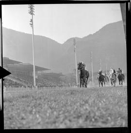 Fotografia "Turf. Hipódromo da Gávea; 'TURFE' Reportagem e Turf, no Hipódromo da Gávea (Carreiras e Daniel Fontoura, repórter de turfe de UH com turfistas), Reportagem de Wilson Nascimento" ([Local n/d] , 1963) [negativo]. / Fotógrafo(a): Diniz.  -- ITEM-0003.